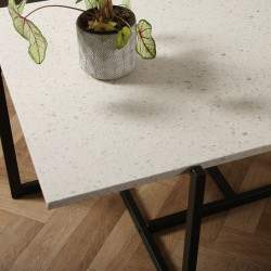 Table basse plateau terrazzo blanc et métal noir LOXIA