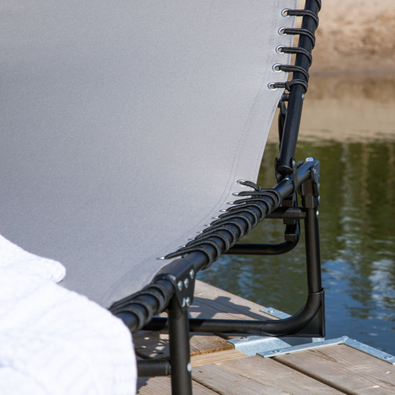 Transat en métal noir et tissu gris KENJ : Pour une détente au soleil